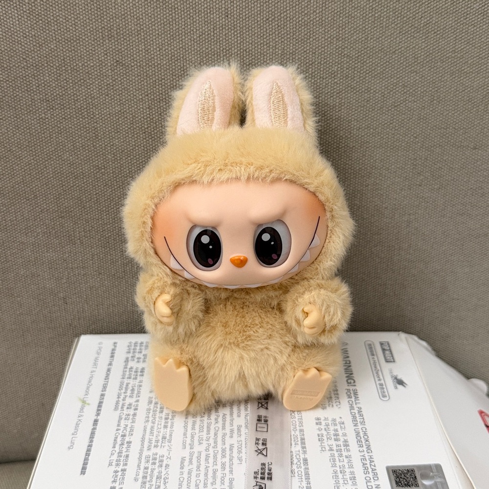 LABUBU THE MONSTERS HAVE A SEAT - Picture 5 of 5